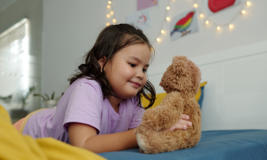 Une image contenant intérieur, personne, nounours, ours en peluche

Le contenu généré par l’IA peut être incorrect.