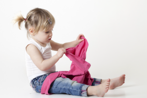 Enfant qui essaie de s’habiller