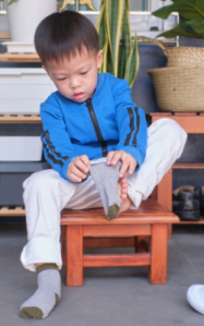 Enfant qui met ses bas
