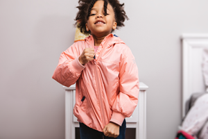 Enfant qui attache son manteau