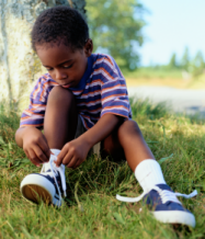 Enfant qui attache ses souliers 