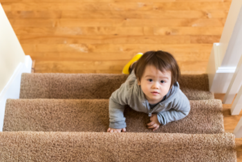 Bébé qui monte les escaliers à quatre pattes