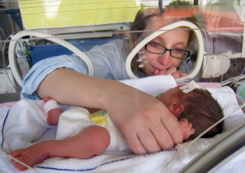 Mère avec son bébé prématuré à l’hôpital