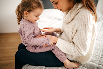 Une maman parle avec sa fille de 4 ans