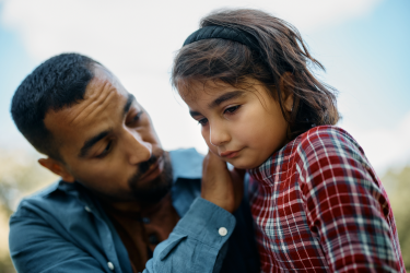Parent qui console son enfant après une crise de colère