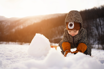 Un enfant joue dans la neige