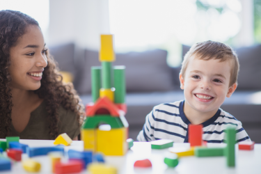 Enfant qui s’amuse avec sa gardienne