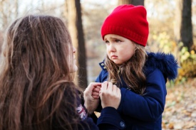 Enfant anxieux rassuré par son parent