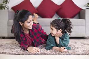 Une maman parle des émotions avec son enfant.