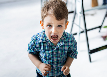 Enfant qui présente un comportement agressif Enfant qui présente un comportement agressif