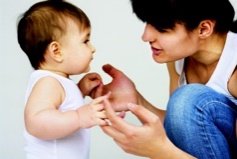 Mère qui parle à son enfant