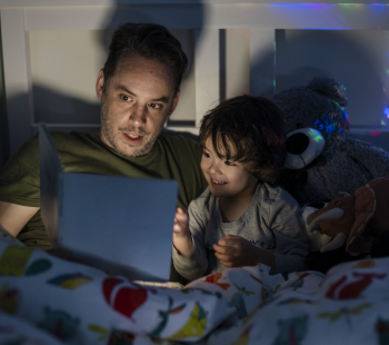Père qui lit une histoire à son enfant lors de la routine du dodo