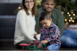 Enfant qui déballe un cadeau