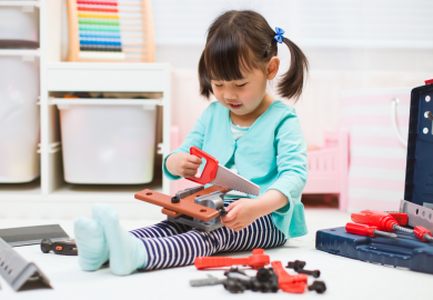 Petite fille qui joue avec des outils Petite fille qui joue avec des outils