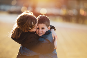 Deux enfants se font un câlin