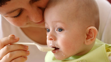 Les raisons qui poussent les parents à introduire les aliments plus tôt