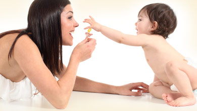 Et si votre salive était la meilleure façon de nettoyer la suce de bébé?