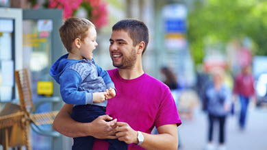 Parler bébé: moins fréquent chez les pères