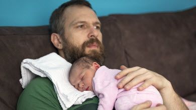 Arrivée de bébé: la dépression guette aussi les pères
