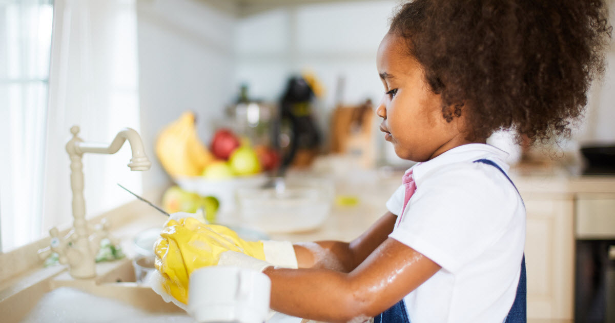 En manchettes: Tâches ménagères et école – Accouchement – Âge à la maternelle