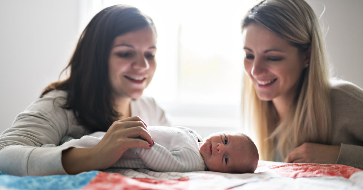 En manchettes: Bisous et nouveau-nés – Sucre et comportement des enfants – Voix de bébé