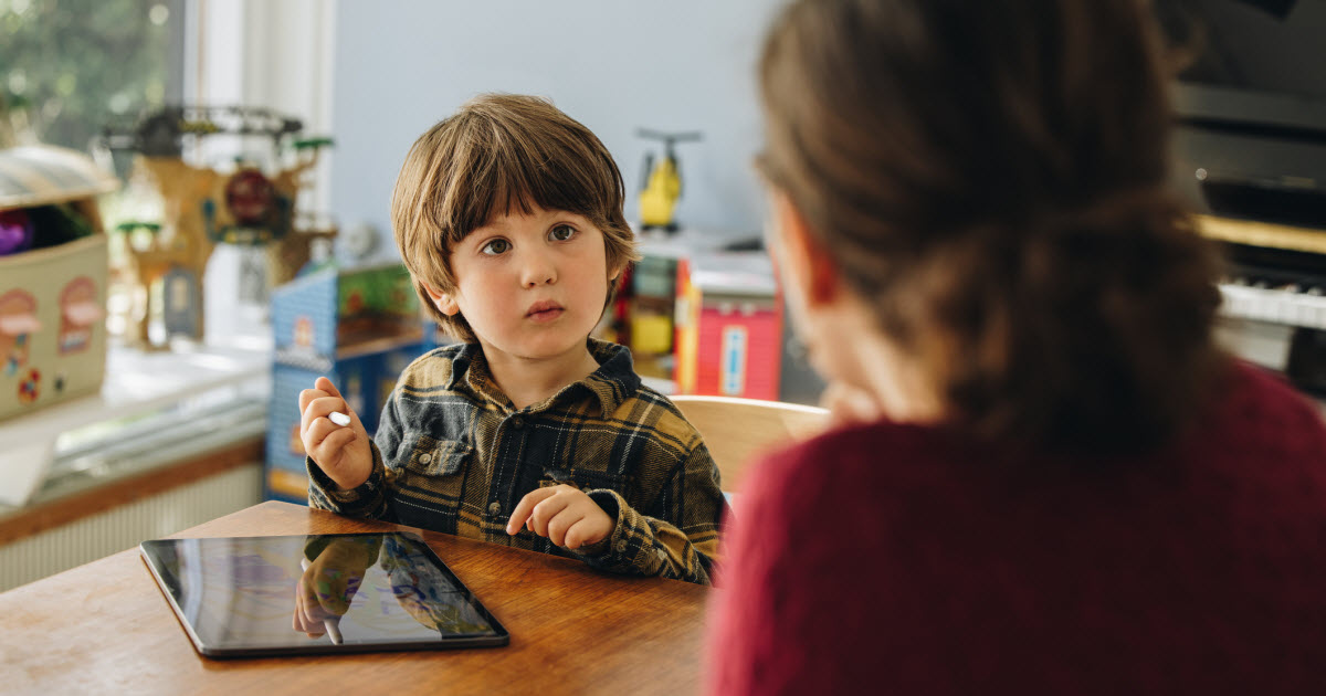 Gérer les écrans sans crise: une technique simple pour aider les parents