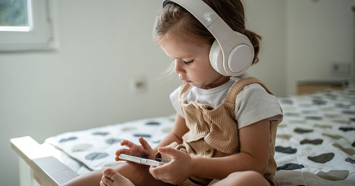 Hausse marquée du temps d’écran chez les tout-petits après 2 ans