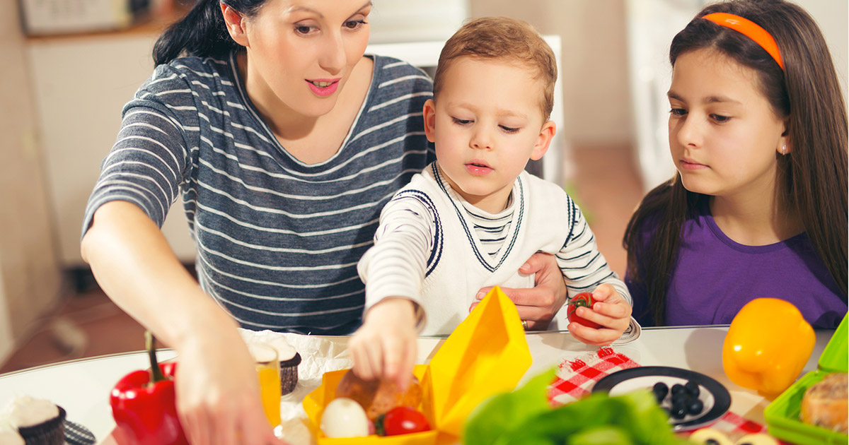 Lunch: 5 tâches à confier à votre enfant