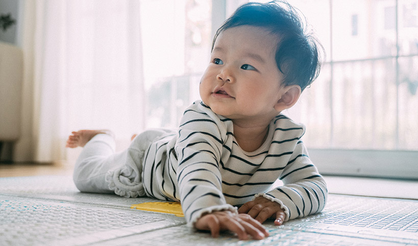 6 months old: Gross motor skill development