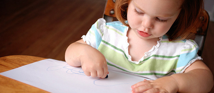 Un Garçon De 4 Ans Dessine Au Feutre Sur Papier