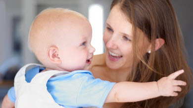 Changer le timbre de sa voix pour parler à bébé
