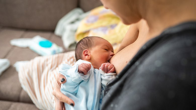 Breastfeeding mothers don't pass COVID to infants, study suggests