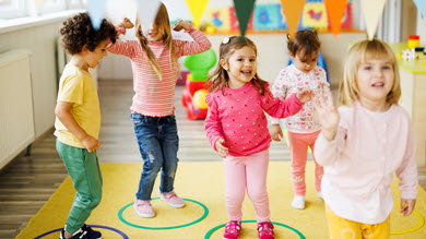 Bouger plus à la garderie pour mieux se préparer à l’école