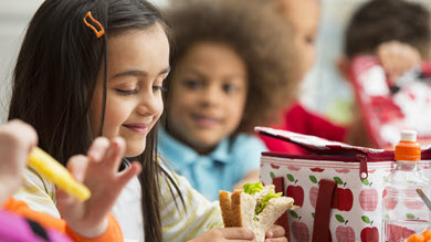 Collation et lunch: qui décide ce que peut manger votre enfant à l'école?