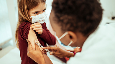 COVID-19 - Moins d'enfants vaccinés que prévu: pourquoi des parents hésitent?