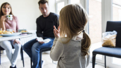 L'enfant qui ne reste pas assis à table