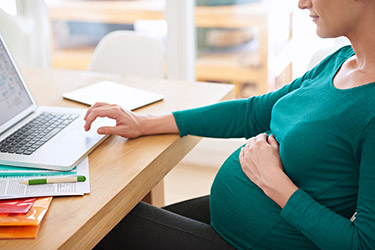 Grossesse, travail et enfant: le parcours difficile d'une maman