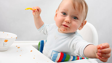 Bébé jette sa nourriture