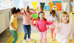 Bouger plus à la garderie pour mieux se préparer à l’école