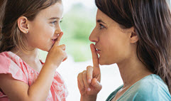 Comment aider un enfant à garder le silence?