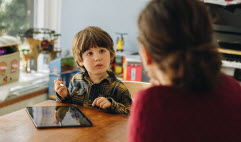 Gérer les écrans sans crise: une technique simple pour aider les parents