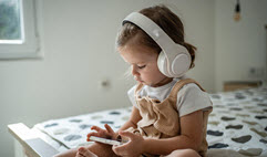 Hausse marquée du temps d’écran chez les tout-petits après 2 ans